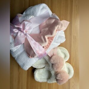 Luxurious White and Pink Women's Robe Set /slippers size 8/9